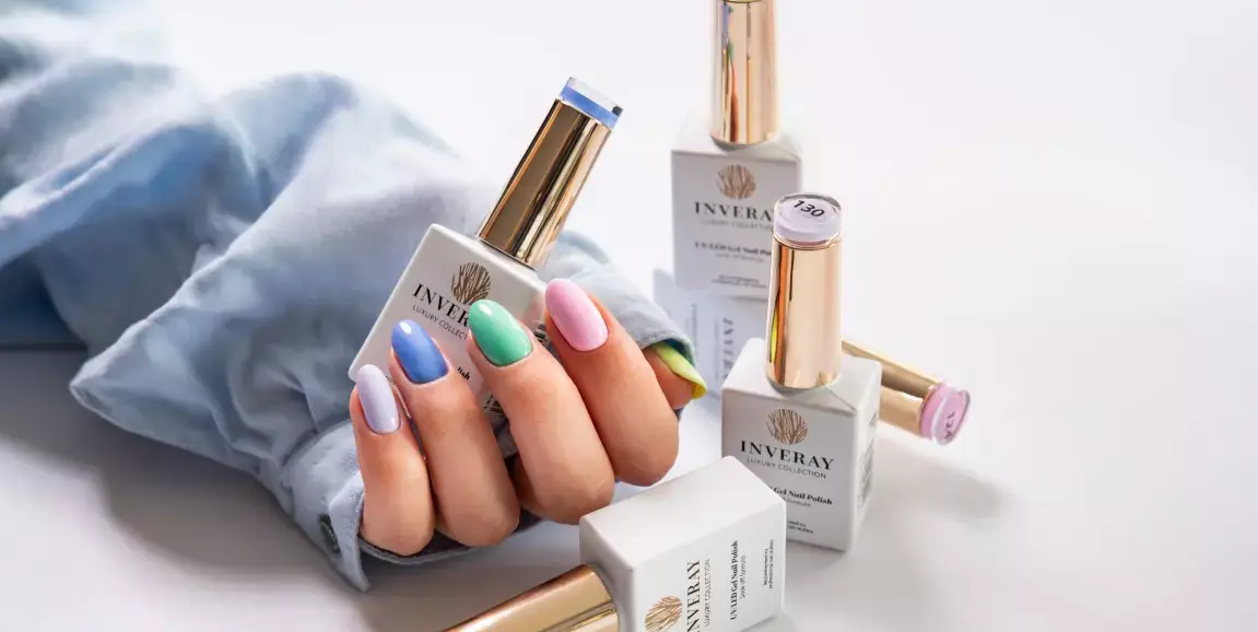 mano con uñas de distinto colo con esmaltes de alta calidad inveray